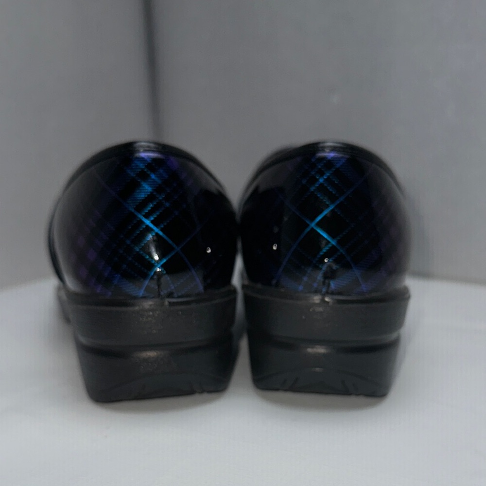 Savvy Women's Black and Blue Slip-resistant clogs sz 6 EUC - Picture 4 of 9